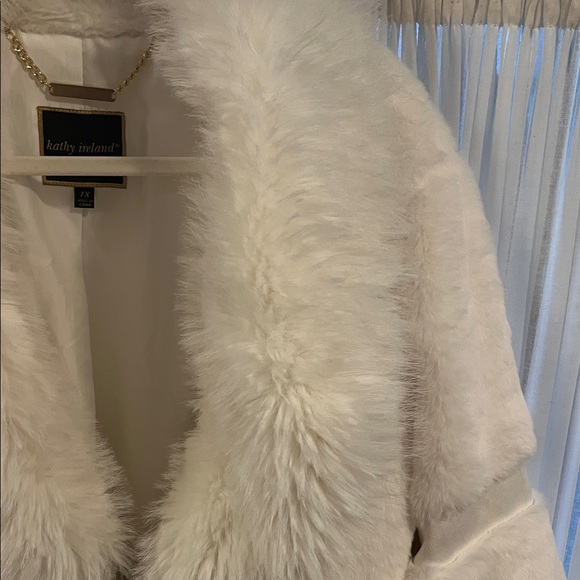 Luxurious White Faux Fur Coat - Picture 4 of 16